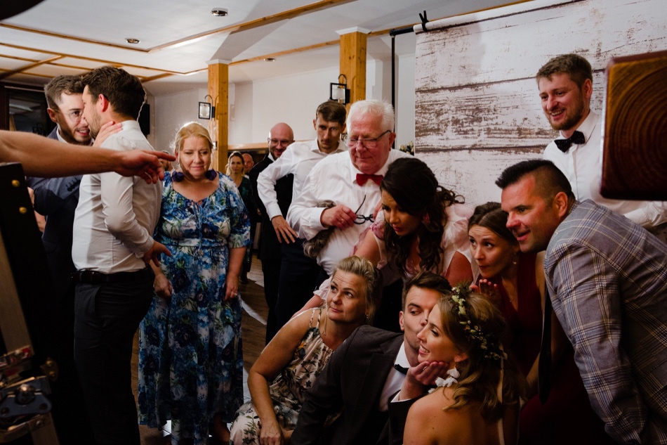 Ślub w plenerze nad jeziorem na Kaszubach