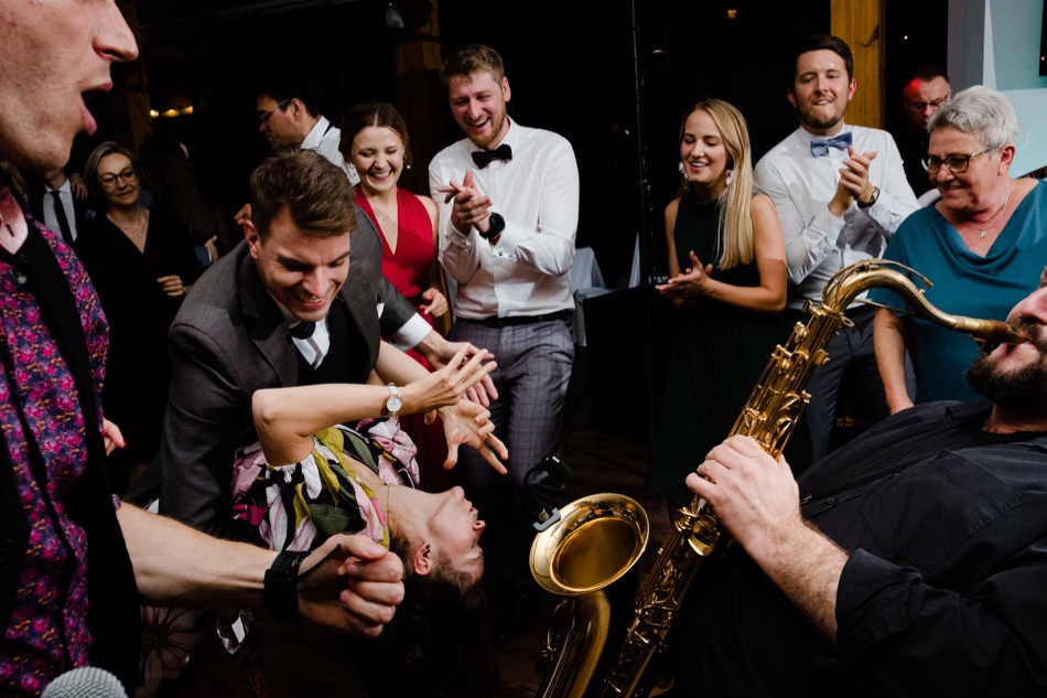 Ślub w plenerze nad jeziorem na Kaszubach