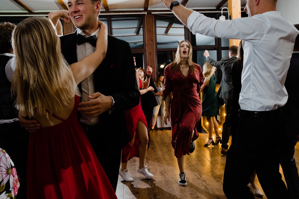 Ślub w plenerze nad jeziorem na Kaszubach