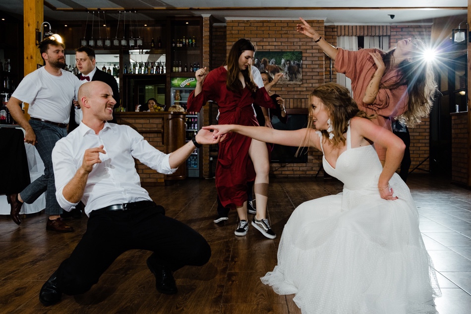 Ślub w plenerze nad jeziorem na Kaszubach