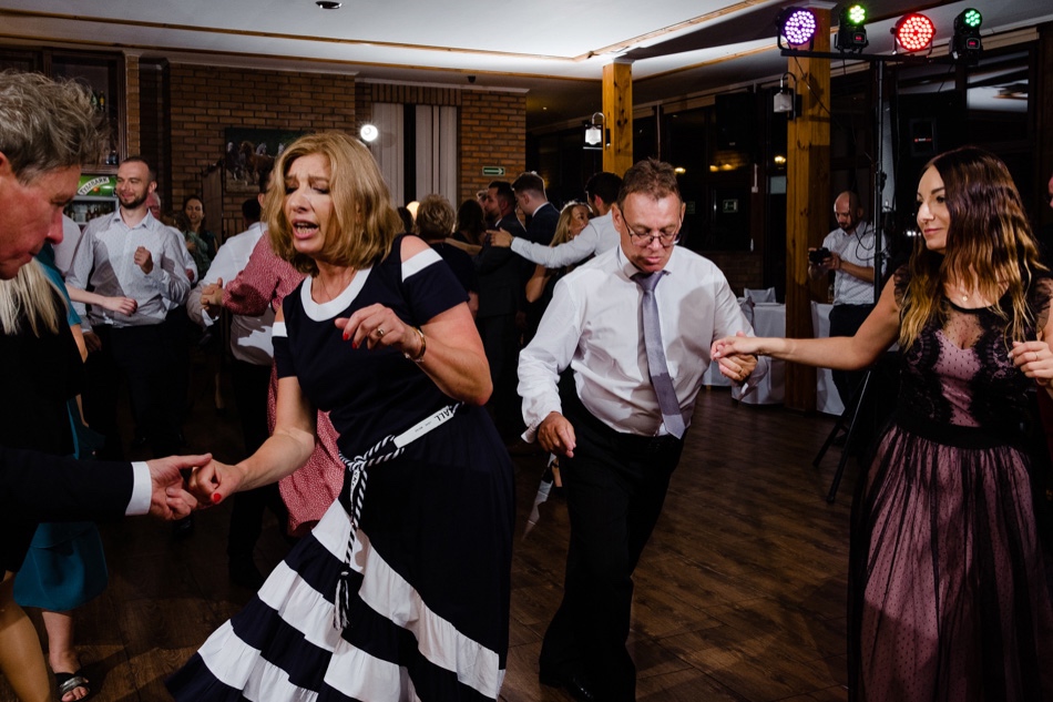 Ślub w plenerze nad jeziorem na Kaszubach