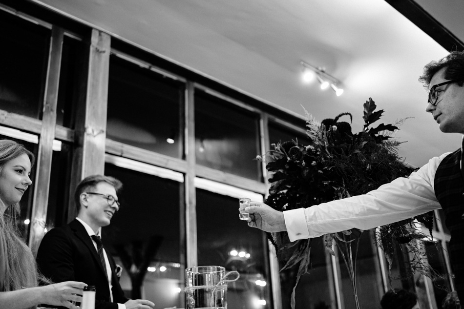 Ślub w plenerze nad jeziorem na Kaszubach