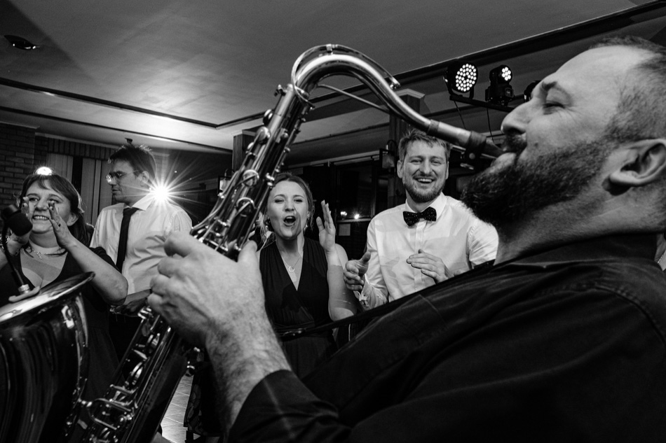 Ślub w plenerze nad jeziorem na Kaszubach