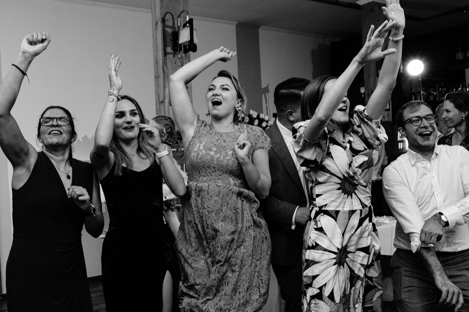 Ślub w plenerze nad jeziorem na Kaszubach