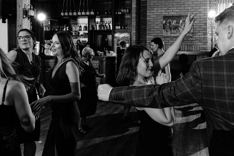 Ślub w plenerze nad jeziorem na Kaszubach