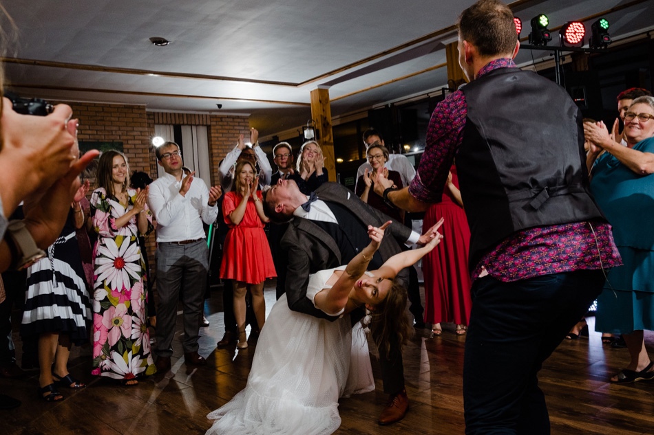 Ślub w plenerze nad jeziorem na Kaszubach