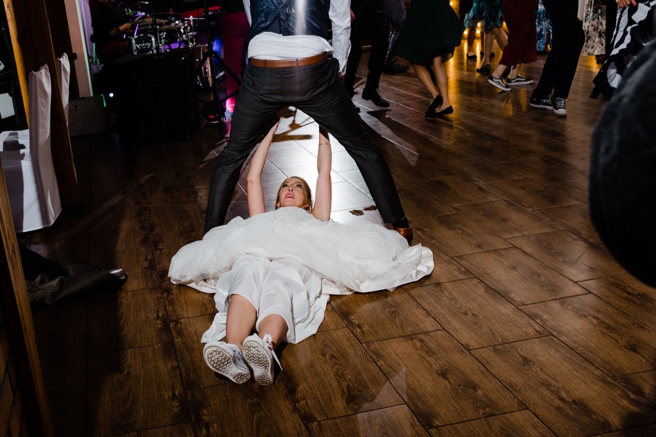 Ślub w plenerze nad jeziorem na Kaszubach