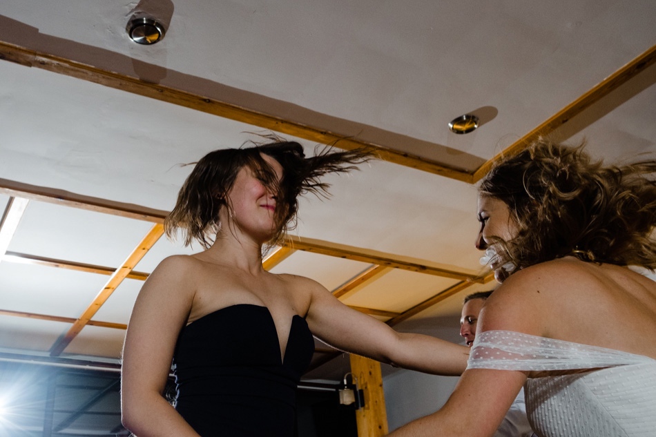 Ślub w plenerze nad jeziorem na Kaszubach