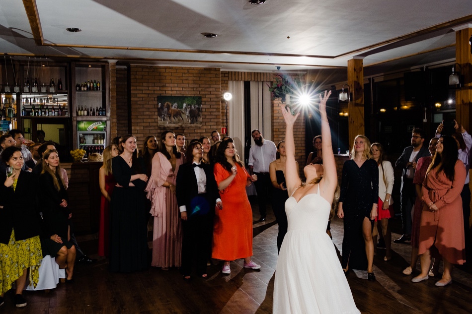 Ślub w plenerze nad jeziorem na Kaszubach