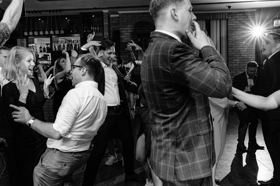 Ślub w plenerze nad jeziorem na Kaszubach