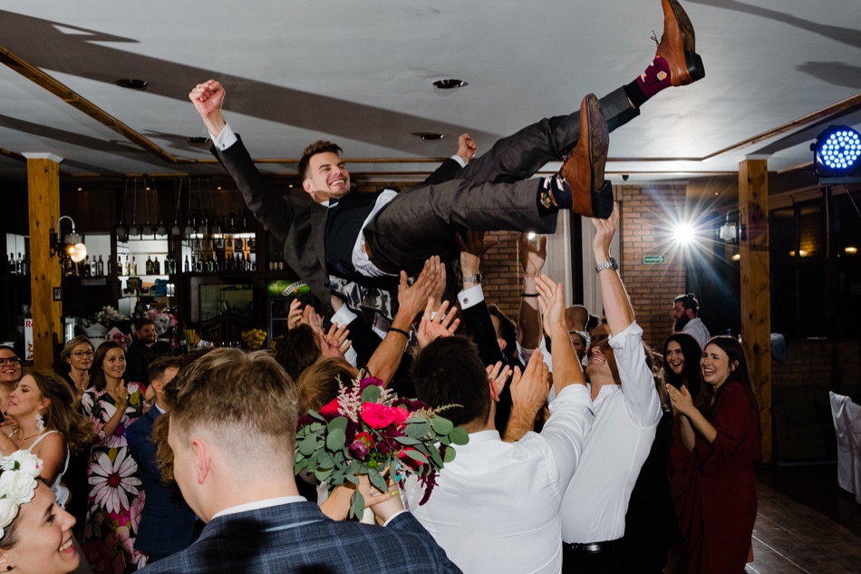 Ślub w plenerze nad jeziorem na Kaszubach