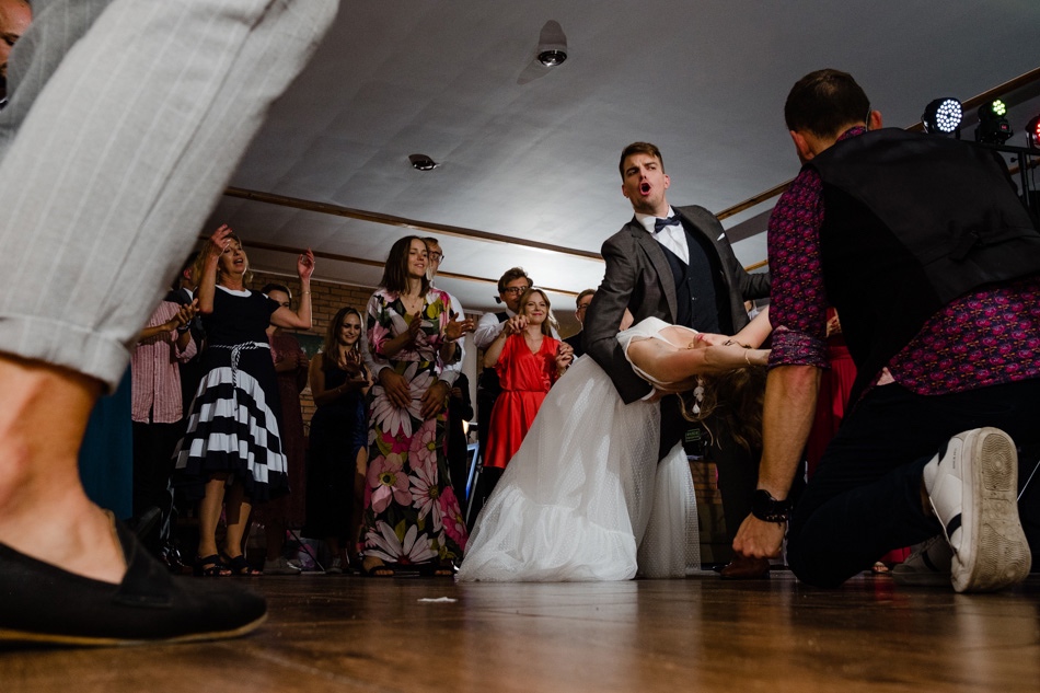 Ślub w plenerze nad jeziorem na Kaszubach